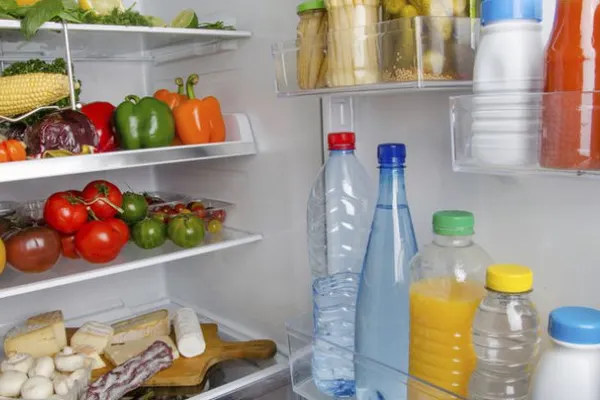 Greşeala pe care o facem toţi când punem LAPTELE la frigider. Cum păstrezi alimentele ca să reziste