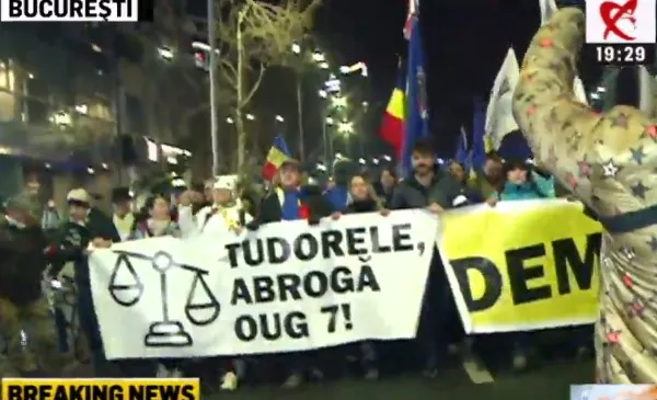 Proteste faţă de OUG 7, duminică, în mai multe oraşe din ţară. Zeci de mii de oameni, pe străzi