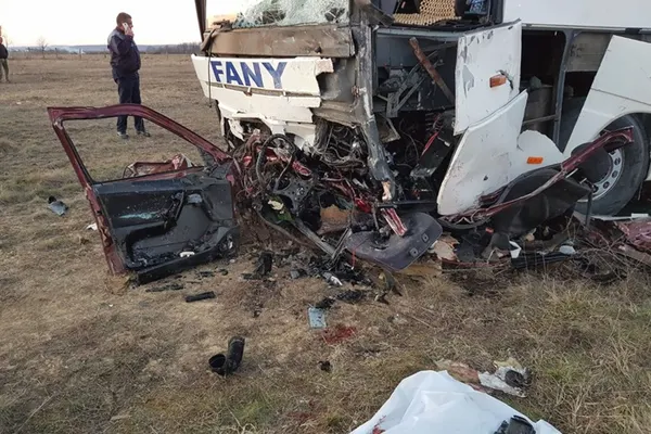 Accident grav, în județul Timiș. Autobuz cu persoane, spulberat: un mort, mai mulți răniți - FOTO