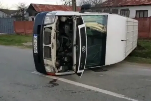 Accident grav în Olt. Un microbuz cu pasageri s-a răsturnat
