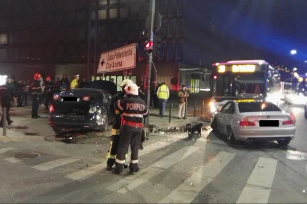 Accident cumplit în Cluj, cu trei mașini implicate. 5 persoane rănite