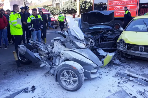 Dezastru la Constanța. Accident rutier grav, o motocicletă a luat foc (FOTO/VIDEO)