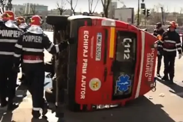 Accident grav în Bucureşti, o ambulanţă SMURD s-a răsturnat (VIDEO)