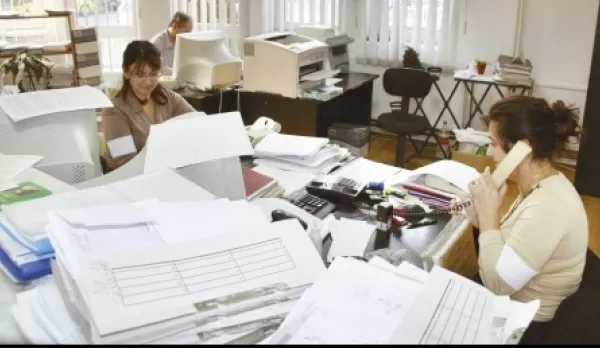 Bugetarii ar putea primi încă 3 zile libere, în 2023. Ce act normativ pregătește Guvernul