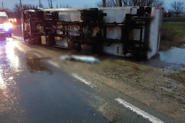 Descoperire dramatica a polițiștilor sub TIR-ul răsturnat dimineață în Dâmbovița