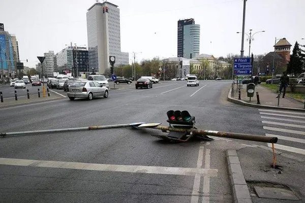 Semafor prăbușit pe șosea, în fața Guvernului. Ce spune Primăria Capitalei