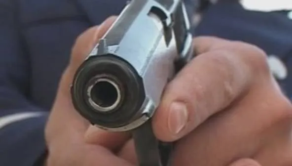 Împușcături lângă București: Un bărbat a tras cu un pistol la locul de muncă, după o ceartă între colegi. Polițiștii l-au identificat și l-au prins