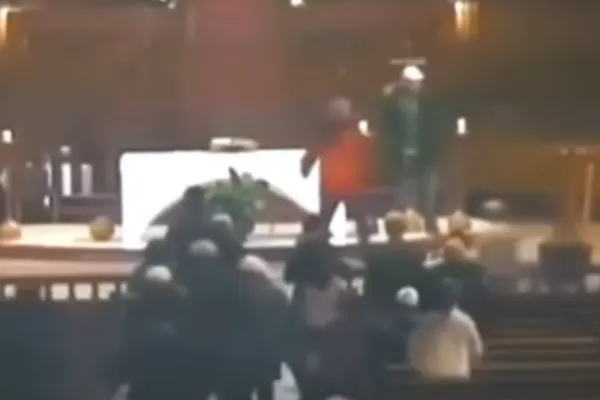 Scenă şocantă, un român a înjunghiat un preot într-o bisercă din Canada