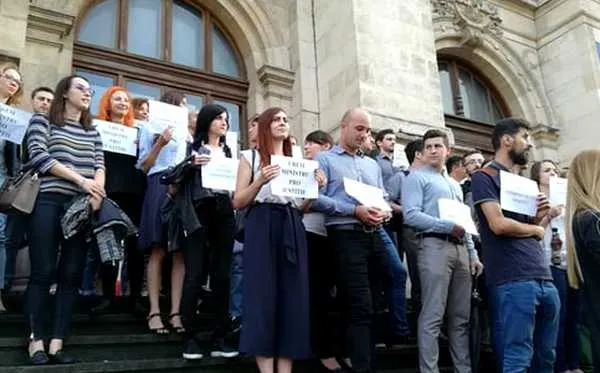 Jandarmii au încercat să îi împiedice pe magistrați să protesteze pe treptele Palatului de Justiție