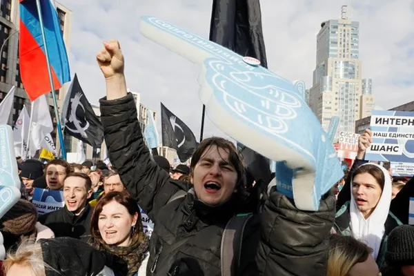 Mii de manifestanţi la Moscova împotriva ''Cortinei de Fier online''