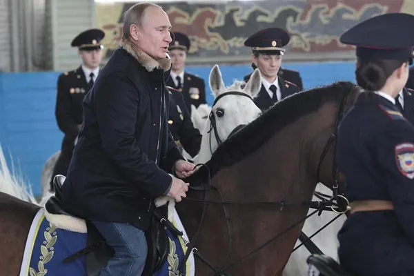 Exercițiu de imagine. Cum a apărut Putin, în media, înaintea Zilei femeii