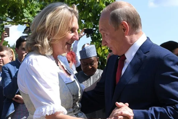 Şefa diplomaţiei austriece ar vrea să mai valseze o dată cu Putin