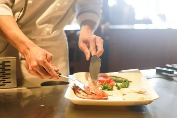 O chelneriţă dezvăluie secretul şocant din bucătăria restaurantelor. Ce pun în mâncare