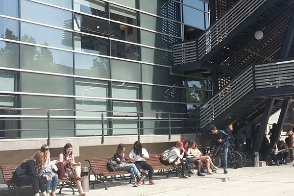 Protestele se extind! Profesori şi studenţi ai SNSPA se declară solidari cu magistraţii