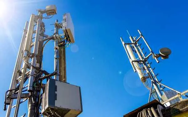 Marile companii telecom ameninţă Guvernul cu procese dacă nu modifică OUG 114