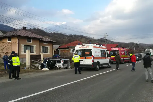 Accident grav în Bistrița: 8 persoane, între care doi copii, implicate. Impact nimicitor