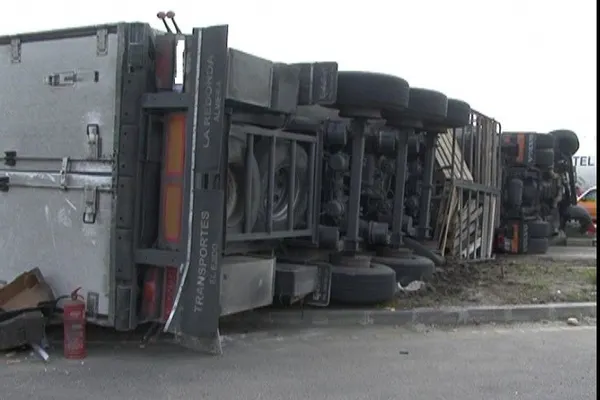 Accident grav la Răducăneni: trei TIR-uri, implicate!