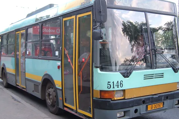 Accident grav între un troleibuz și un autoturism în Centrul Capitalei. Trafic îngreunat