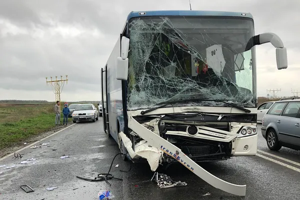 Accident cumplit, în Constanţa. Autocar cu pasageri, spulberat de un bolid de lux: 4 victime