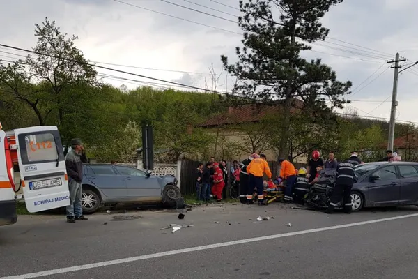 Accident rutier grav: șase victime, două autoturisme făcute praf