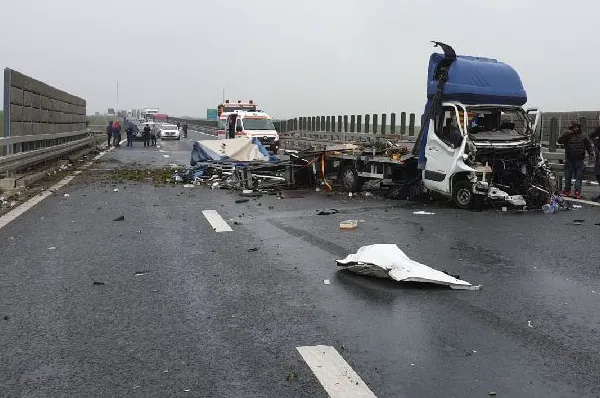 Accident violent pe Autostrada A1, în apropiere de Timişoara. A fost nevoie de descarcerare
