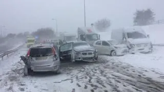 Zeci de mașini implicate în accident pe autostradă din cauza ninsorilor căzute
