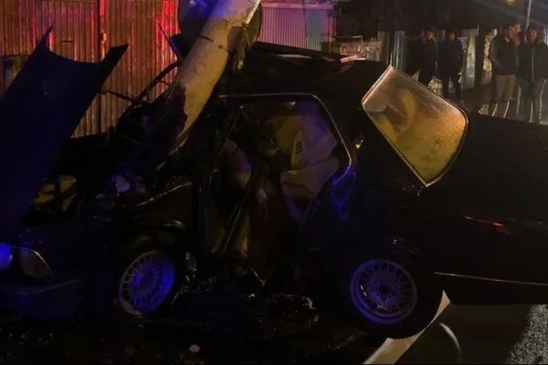 Accident cumplit, în Constanța: mașină încolăcită pe stâlp. Șoferul, în comă