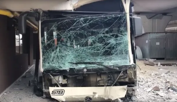 Accident cu un autobuz STB pe Șoseaua Orhideelor: a intrat într-un bloc