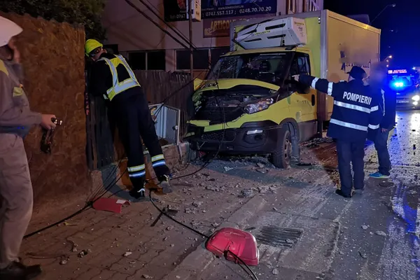 Accident în Piteşti: A intrat cu mașina într-o conductă de gaze. Șoferul, sub influența alcoolului