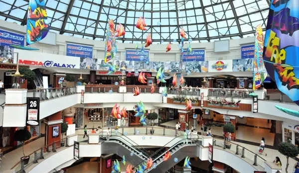 Intrarea în mall se va face doar cu permisul de sănătate COVID-19, la Paris