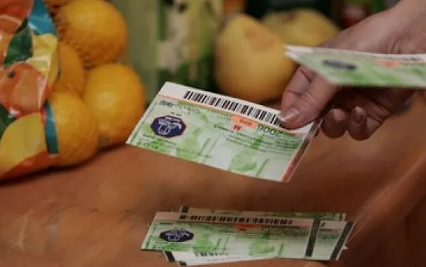 Păcăleala bonurilor de masă. Cum dau guvernanții cu o mână și iau, de fapt, cu două și cum se pot trezi angajații cu mai puțini bani pentru alimente