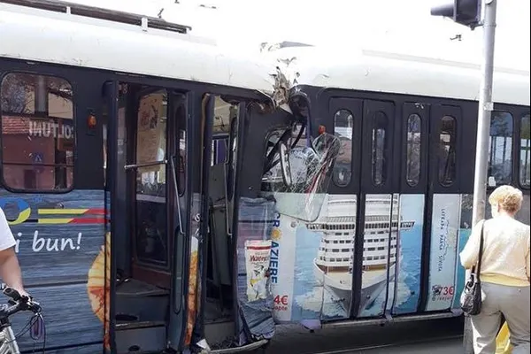 Accident şocant în Timişoara: două tramvaie s-au ciocnit, două persoane rănite