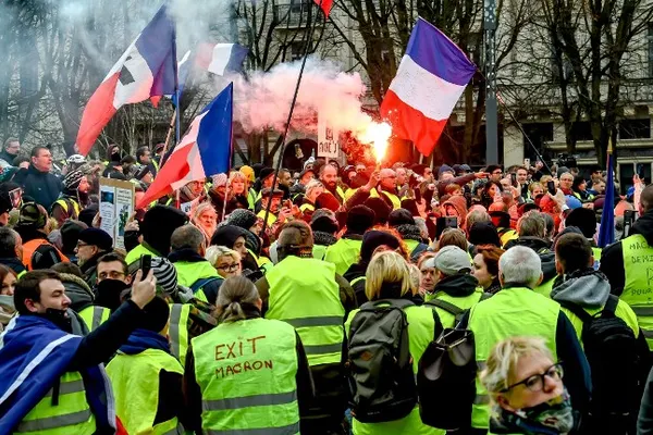 Soluția Macron pentru vestele galbene: reduceri de impozite, creșteri de pensii, desființarea ENA