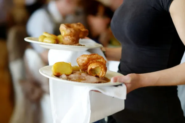 Restaurantele s-ar putea redeschide de la 1 iunie. În ce CONDIȚII, dar și CUM se va putea călători - anunțul MOMENTULUI