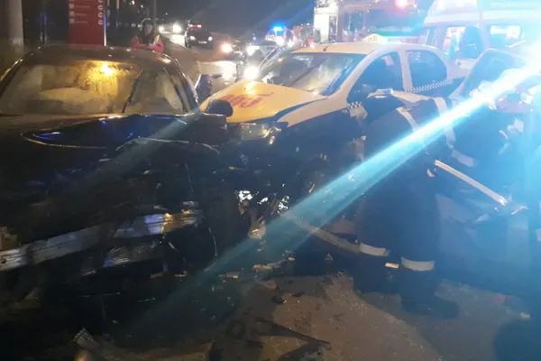 Accident grav în Mediaș: Trei maşini s-au ciocnit. O persoană a murit