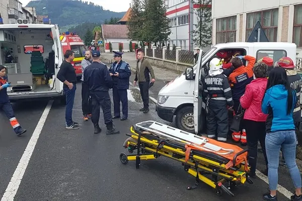 Camion plin cu butelii de aragaz implicat într-un accident, la Topliţa