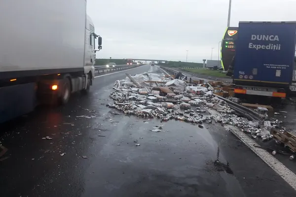 A1 spălată cu bere! Tone de alcool s-au scurs pe autostradă în urma unui accident