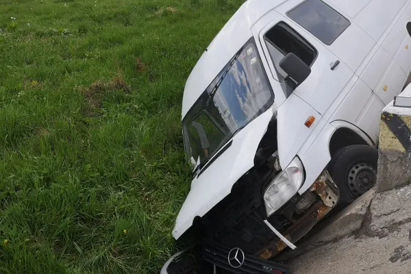 Accident cumplit în Cluj. Patru persoane, rănite. Imagini de la fața locului