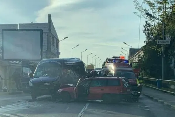 Accident teribil de circulație cu un microbuz cu 12 pasageri, la Târgu Jiu