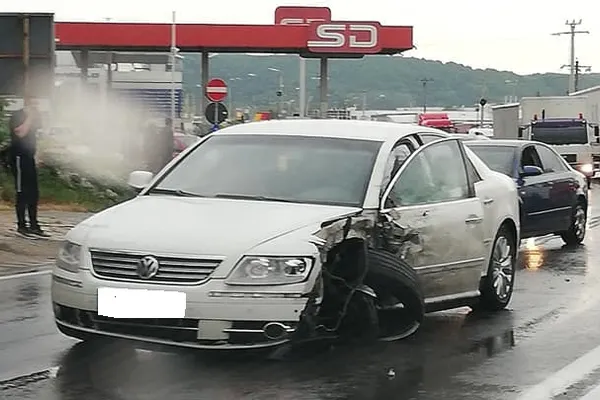 Accident cumplit în Argeș. Două TIR-uri, un motocar și 4 autoturisme, implicate