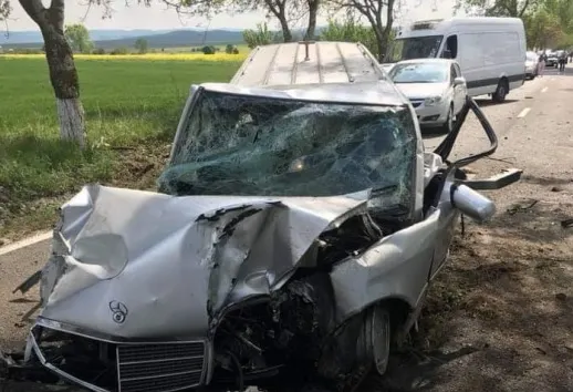 Accident cumplit, în Tulcea. Mașină mortuară, făcută praf!