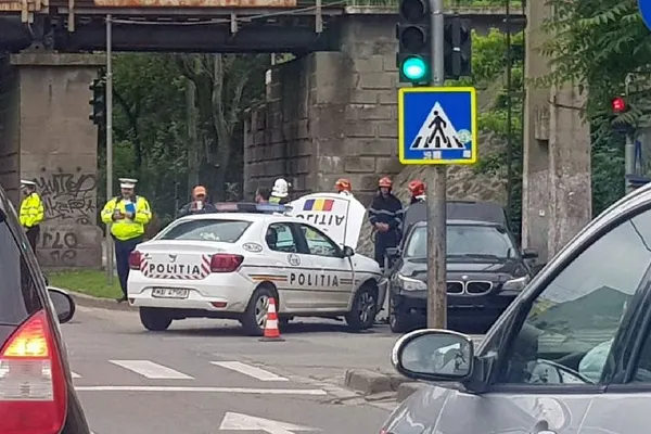 Accident în zona centrală din Timișoara. Un BMW și o mașină de poliție s-au izbit într-o intersecție