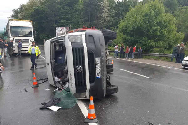 Accident cumplit pe DN 7. Un microbuz s-a răsturnat. 5 victime