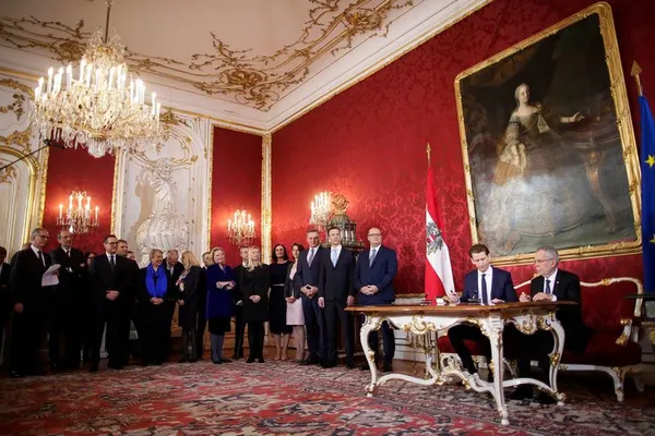 Criză politică în Austria. Toţi miniştrii de extremă dreapta demisionează din guvern