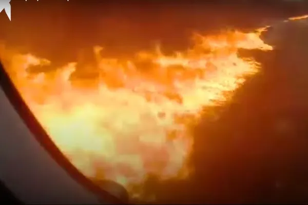 Imagini dramatice filmate de pasagerii îngroziți din interiorul avionului care a luat foc în Rusia