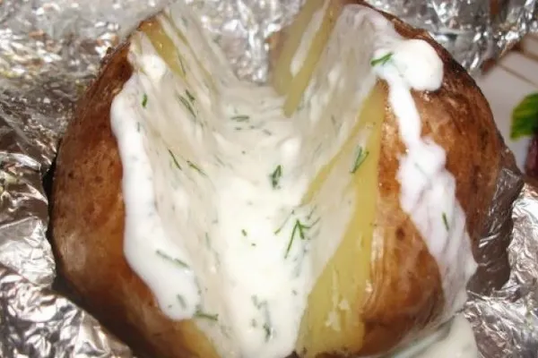 Cum să faci cartofi copţi în folie de aluminiu, ca la restaurant. Ce pun în ei ca să fie delicioşi!
