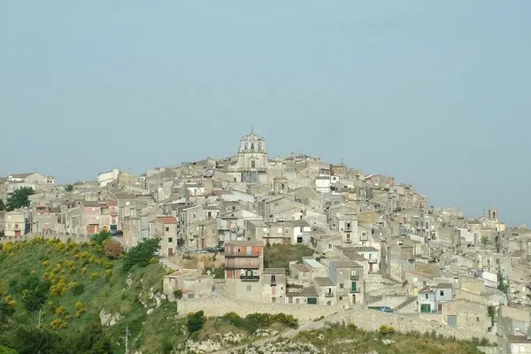 Orașul din Italia în care poți cumpăra o casă cu doar 1 euro. Singura condiție impusă. FOTO