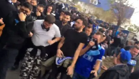 Bătaie între suporterii celor două echipe din Craiova. Bătăușii au distrus un restaurant