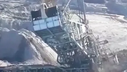 Accident şocant în judeţul Vâlcea, un excavator cât un bloc s-a prăbuşit (VIDEO)
