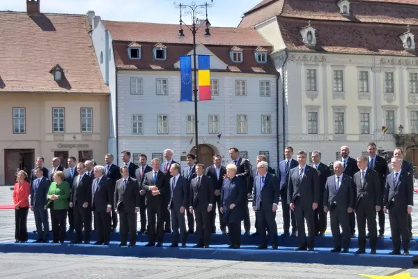 Summit Sibiu - Liderii Uniunii Europene, fotografie de grup în Piața Mare(Video)